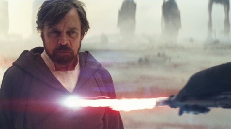 La projection de force de Luke Skywalker ignore un coup de sabre laser 