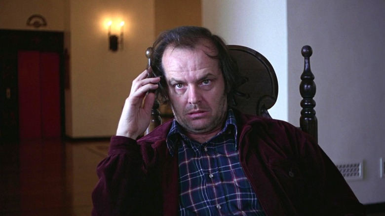 Jack Torrance se tient la tête dans The Shining