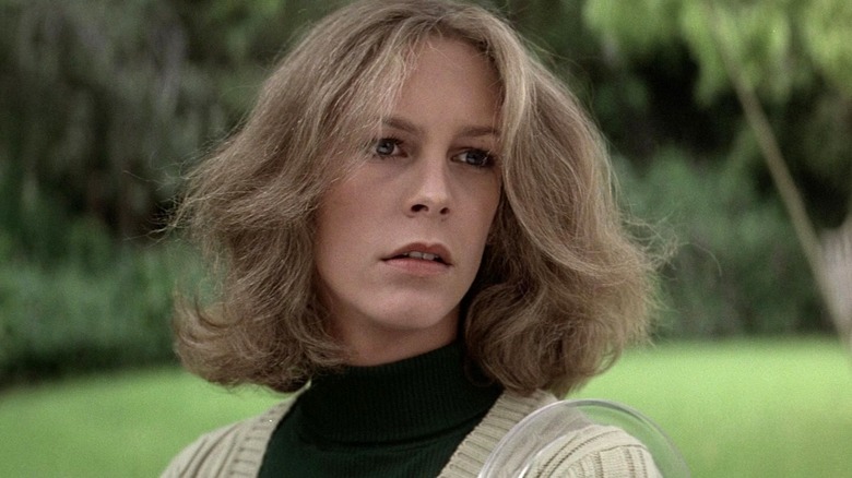 Laurie Strode regarde à Halloween