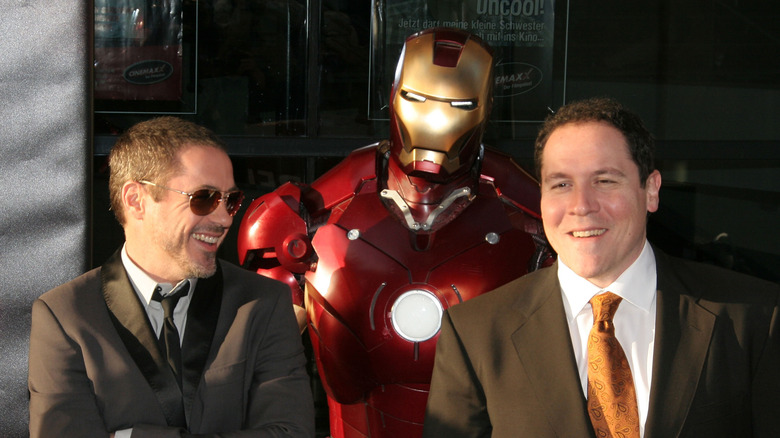 Robert Downey Jr. et Jon Favreau souriant