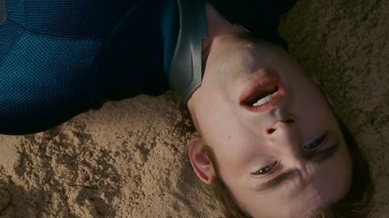 Johnny Storm gît épuisé dans le sable