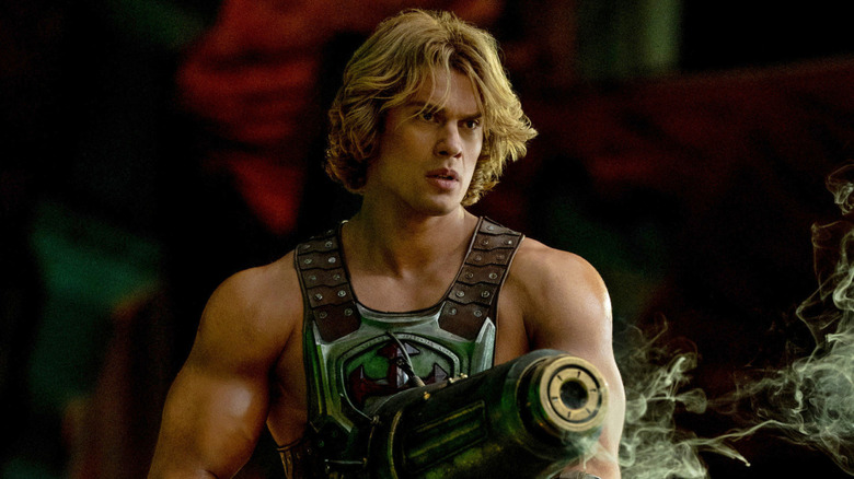 He-Man brandit une arme dans 