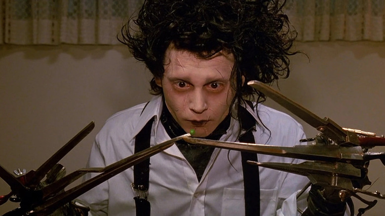 Edward Scissorhands regardant un pois