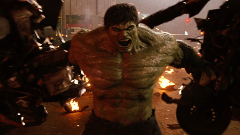 Hulk tenant des morceaux d'une voiture