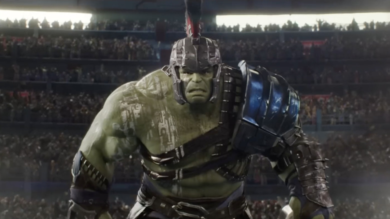 Hulk portant un casque et une armure