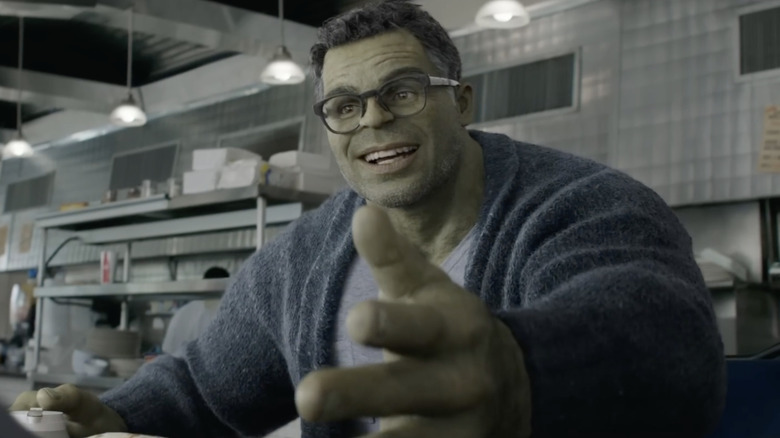 Hulk portant des lunettes et un pull