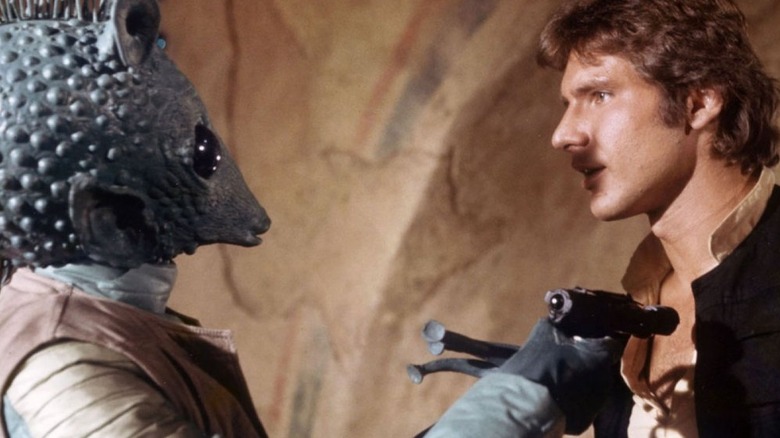 Greedo tient Han Solo sous la menace d'une arme dans Star Wars : Épisode IV – Un nouvel espoir (1977)