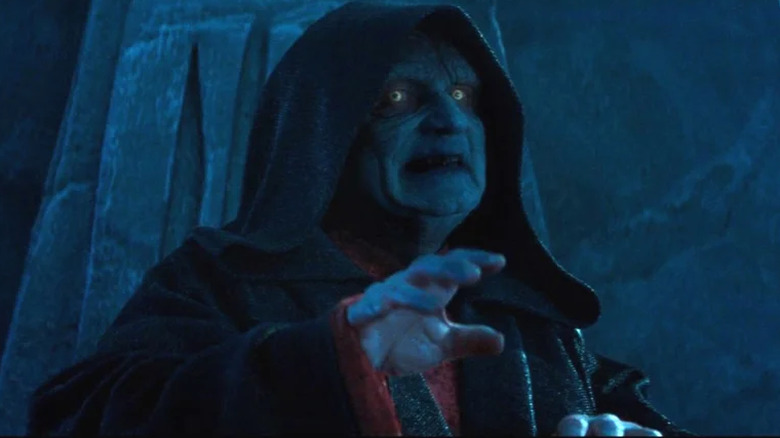 Palpatine est assis sur son trône dans Star Wars : Épisode IX – L'Ascension de Skywalker (2019)