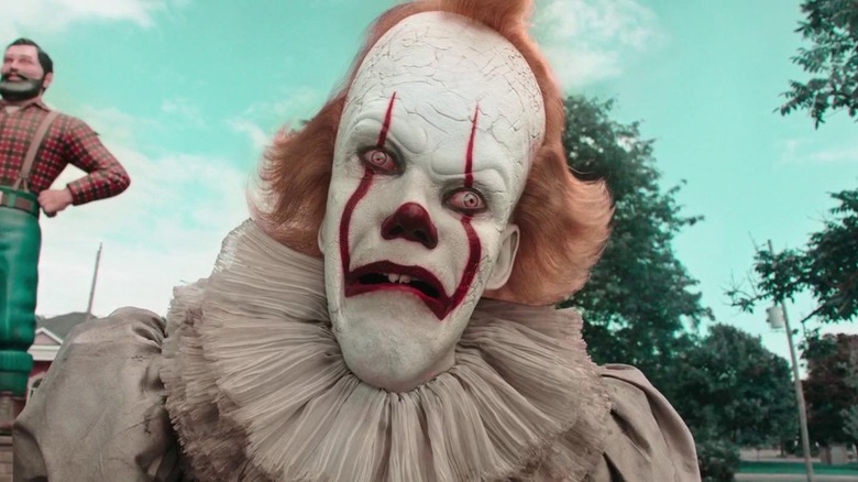 Pennywise fait une grimace bizarre dans It: Chapitre Deux (2019)