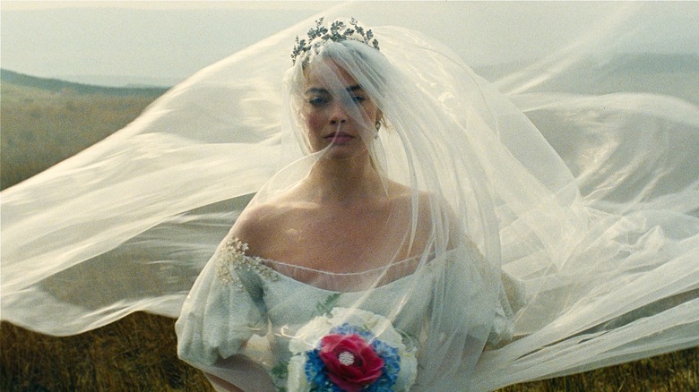 Cathy Earnshaw porte misérablement une robe de mariée