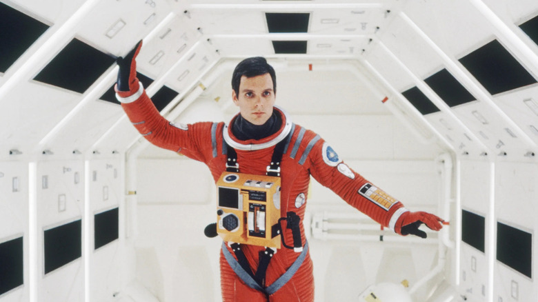 Le Dr David Bowman explorant le navire en 2001 : L'Odyssée de l'espace (1968)
