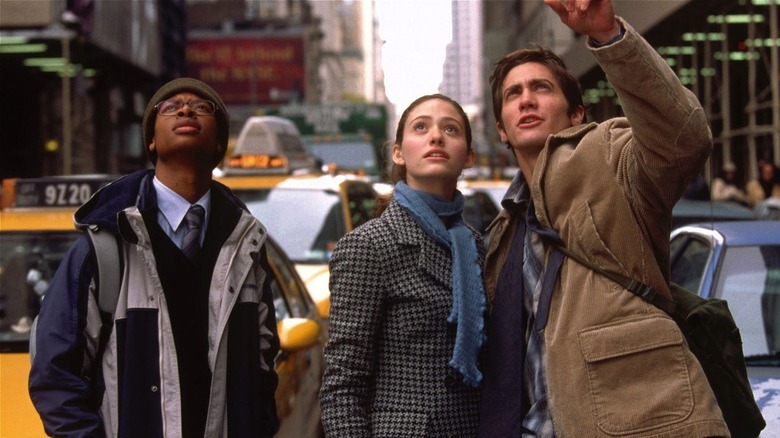 Brian, Sam et Laura debout dans la rue de New York et levant les yeux