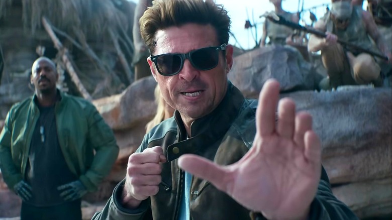 Johnny Cage porte des lunettes de soleil et se prépare à combattre dans Mortal Kombat II