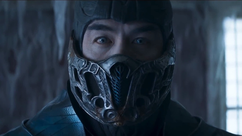Sub Zero dans son masque regardant la caméra dans Mortal Kombat (2021)
