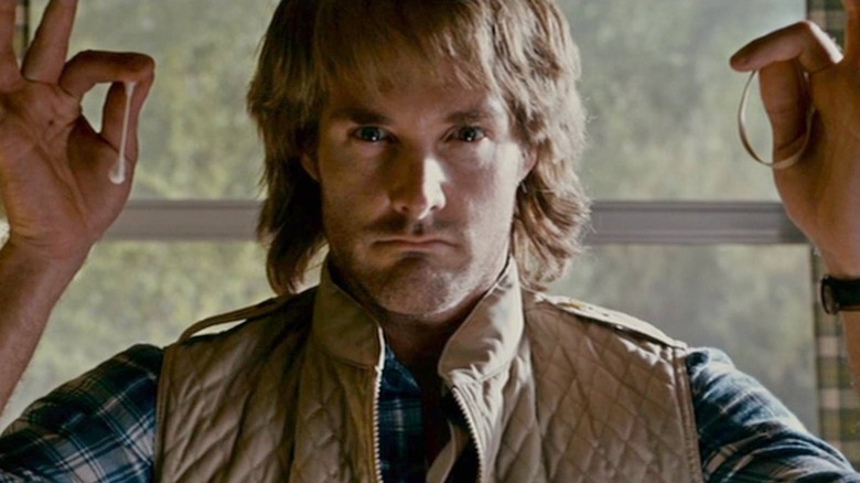 MacGruber tenant un coton-tige et un élastique