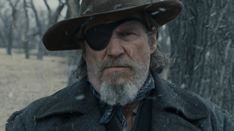 Le coq Cogburn lance un regard menaçant