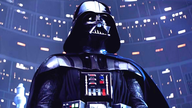 Dark Vador se tient devant son fils dans Star Wars : Épisode V – L'Empire contre-attaque (1980)