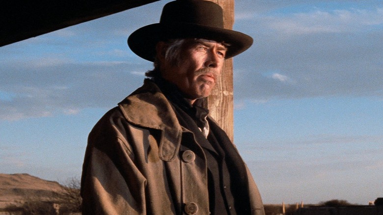 Pat Garrett se tient sur un porche