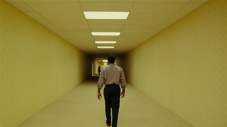 Clark entrant dans les coulisses