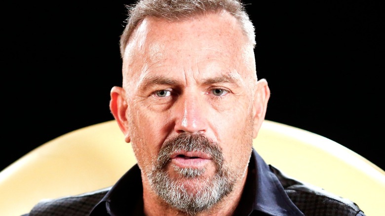 Kevin Costner s'exprimant lors d'un événement
