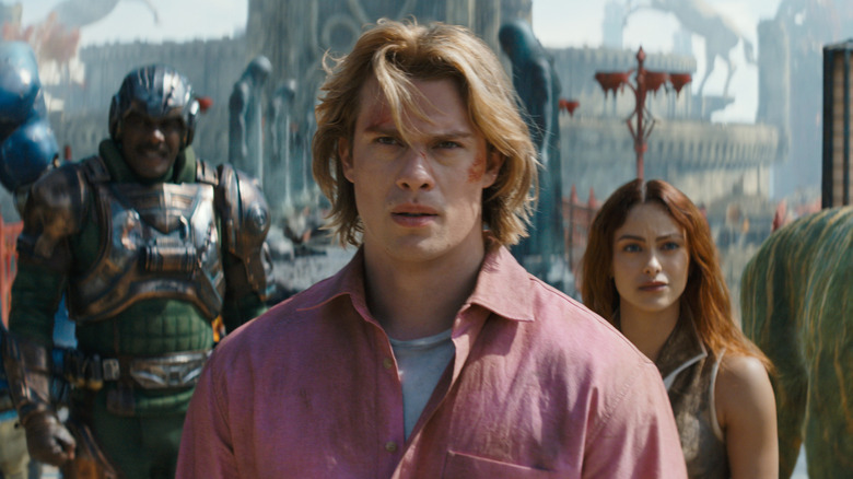 Adam se tient devant Man-At-Arms et Teela dans