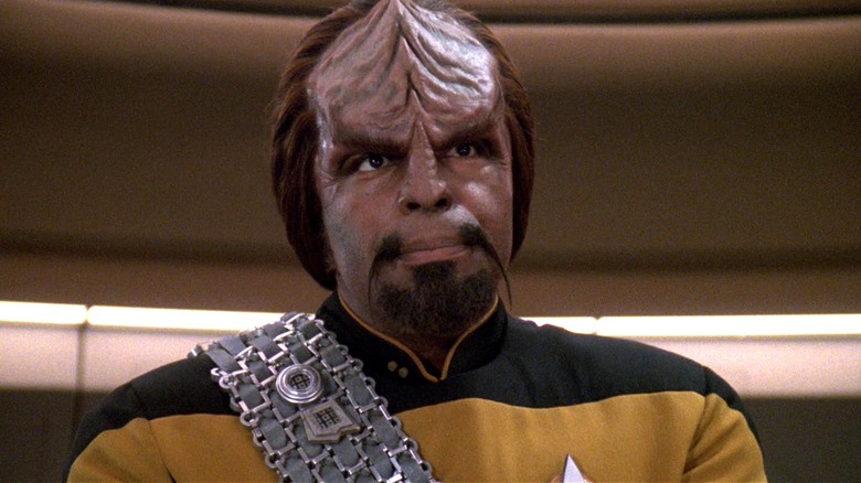 Worf debout sur le pont de l'Enterprise-D