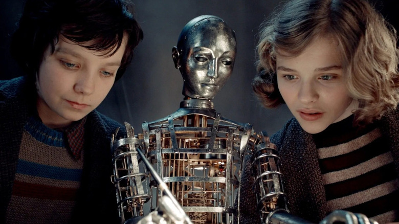 Hugo et Isabelle regardent la machine écrire