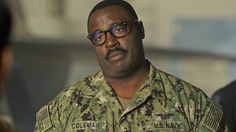 Hondo porte un uniforme de la Marine