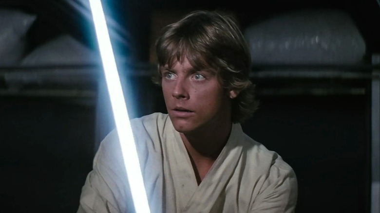 Luke Skywalker brandissant un sabre laser dans Star Wars : Épisode IV - Un nouvel espoir