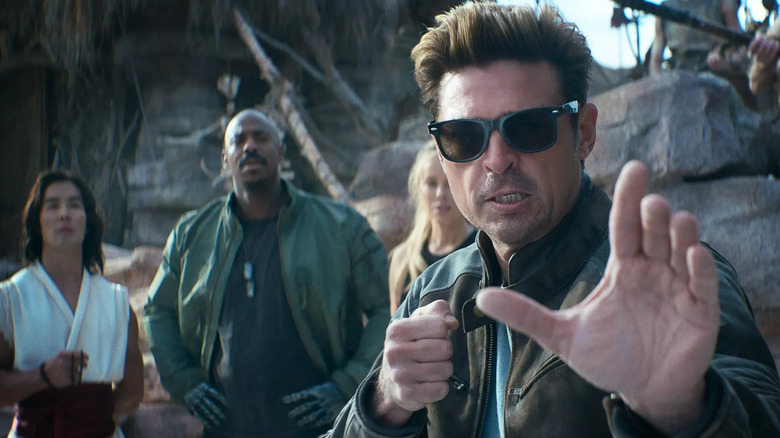 Johnny Cage en position de combat devant Liu Kang, Jax Briggs et Sonya Blade dans Mortal Kombat II (2026)