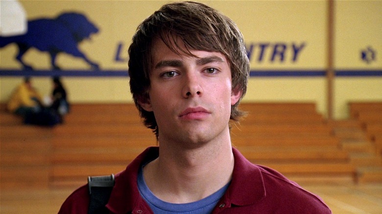 Aaron Samuels semble concentré dans le gymnase dans Mean Girls (2004)