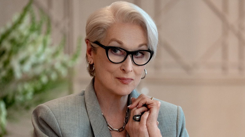 Miranda Priestly regarde quelqu'un de côté