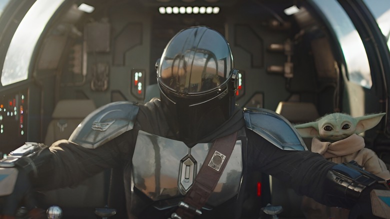 Din Djarin chevauche un bateau à côté de Grogu dans The Mandalorian et Grogu