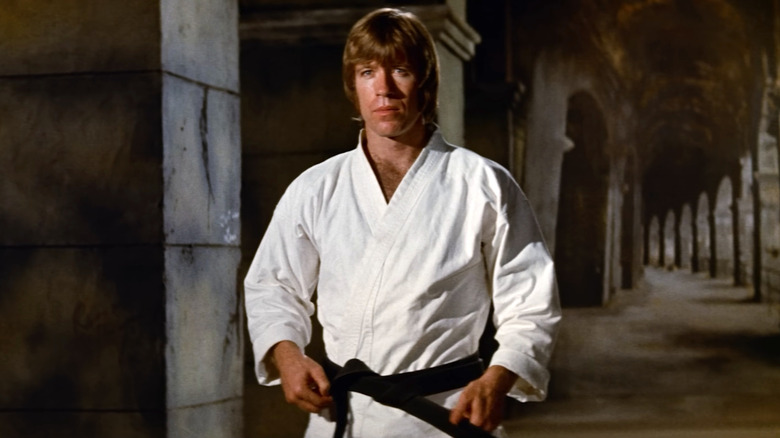 Colt portant son gi de karaté dans La Voie du Dragon