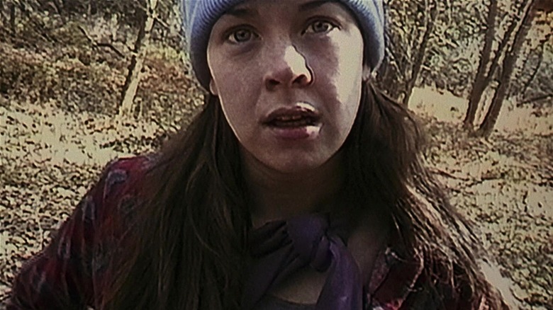Heather Donahue parle à la caméra