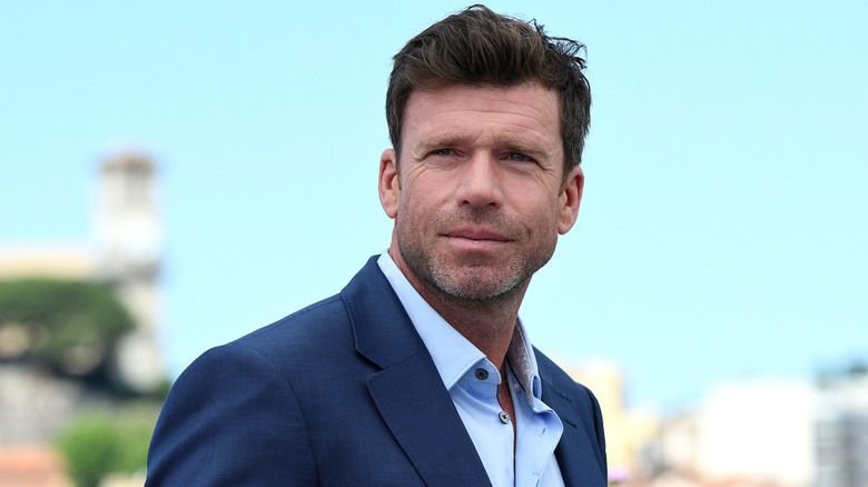 Taylor Sheridan posant au