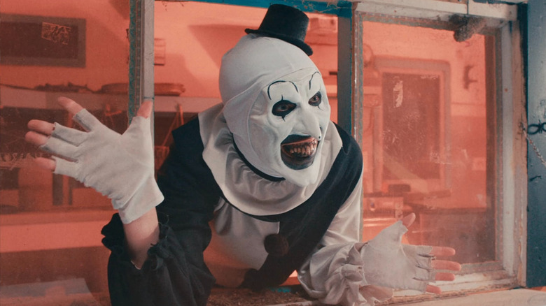 Art the Clown saluant un groupe de personnes dans Terrifier 2