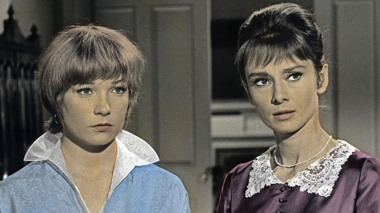 Karen Wright debout à côté de Martha Dobie dans The Children's Hour (1961)