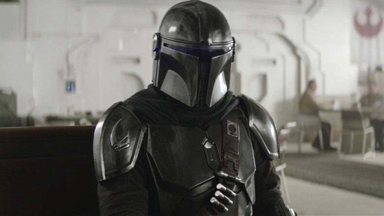 Din Djarin assis dans un restaurant dans The Mandalorian et Grogu
