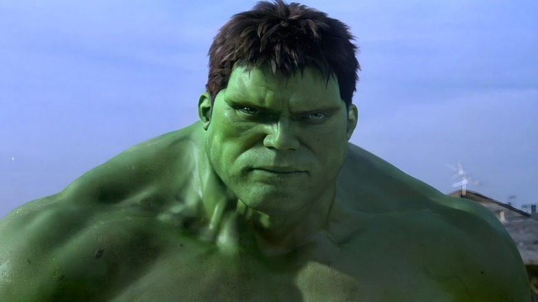 Hulk sourit légèrement