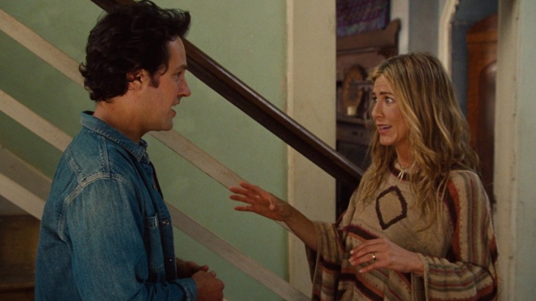 George et Linda Gergenblatt discutent à côté d'un escalier dans Wanderlust