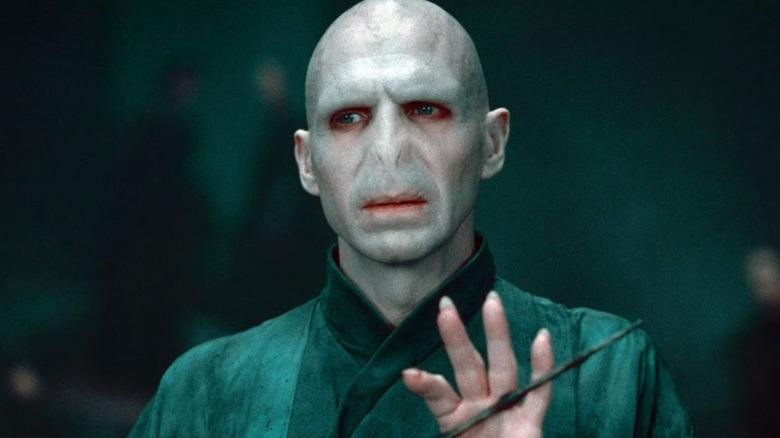 Voldemort caressant sa baguette dans Harry Potter et les Reliques de la Mort Partie 2