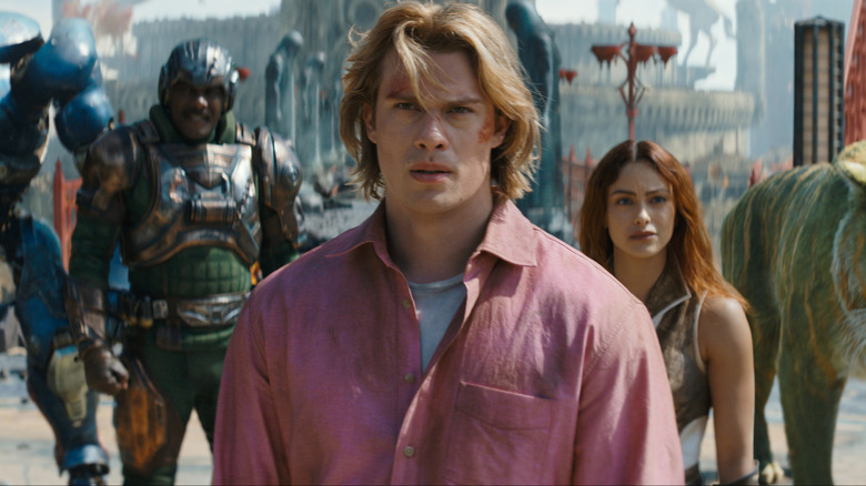 Roboto, Man At Arms, He-Man, Teela et Cringer alignés dans Masters of the Universe