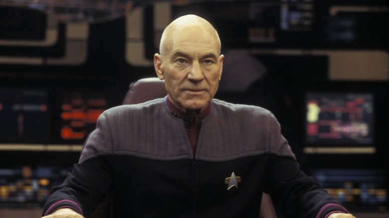 Picard assis intensément dans le fauteuil du capitaine dans Star Trek : Nemesis