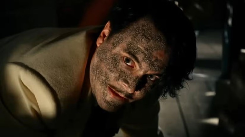 Flint Marko se transforme en Sandman dans Spider-Noir