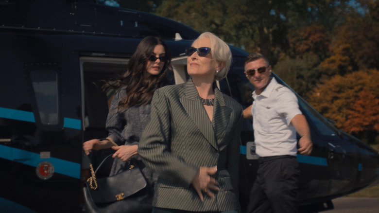 Andy Sachs et Miranda Priestly sortant d'un hélicoptère