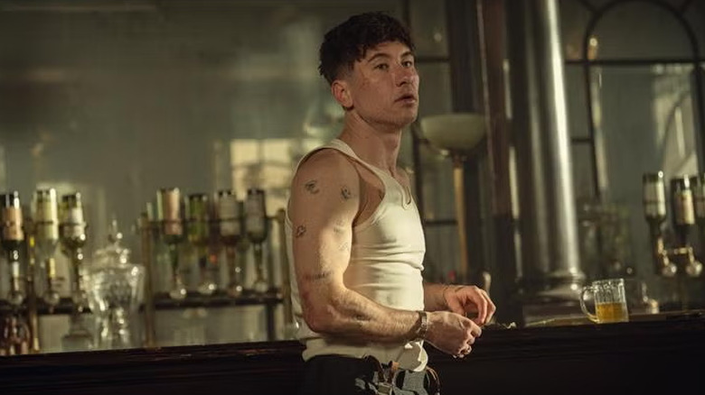 Le duc Shelby se tient devant un bar à 