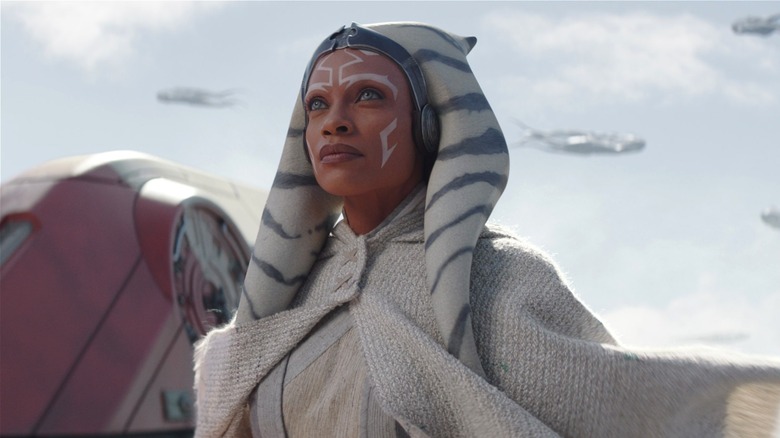 Ahsoka Tano debout sur l'aile d'un vaisseau spatial, regardant un groupe de Purrgil, dans Ahsoka (2023)