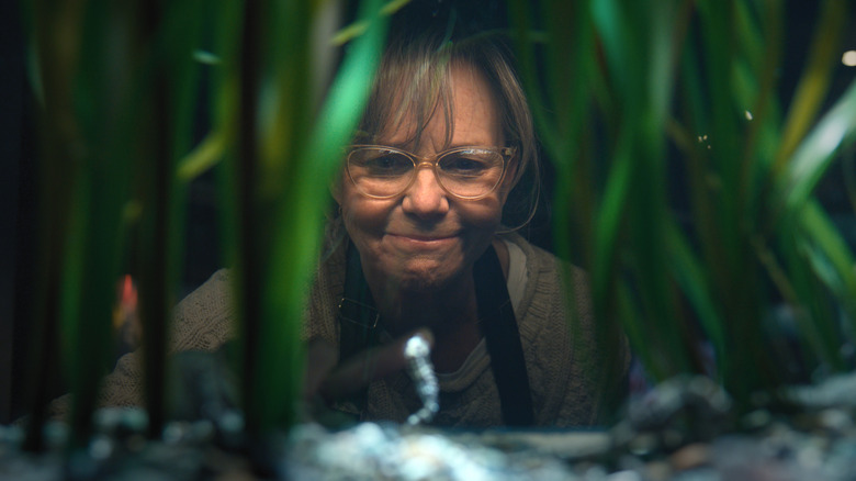 Tova examinant le réservoir de Marcellus dans Remarkably Bright Creatures (2026)