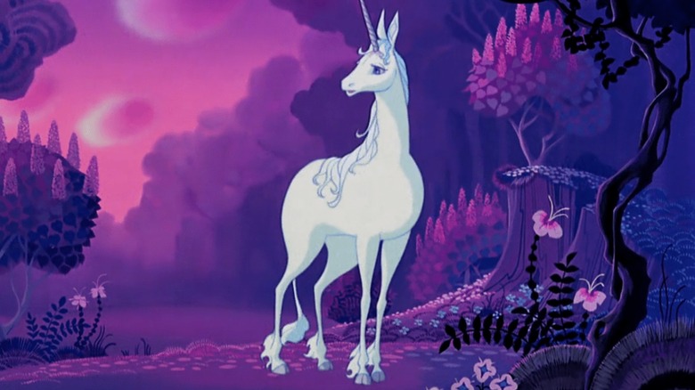 La Licorne debout dans sa forêt magique 